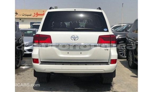 Acheter Import Voiture Toyota Land Cruiser Blanc à Import - Dubai, Iles Acheter Import Voiture Toyota Land Cruiser Blanc à Import - Dubai, Iles