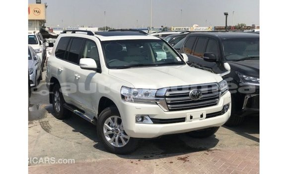 Acheter Import Voiture Toyota Land Cruiser Blanc à Import - Dubai, Iles Acheter Import Voiture Toyota Land Cruiser Blanc à Import - Dubai, Iles