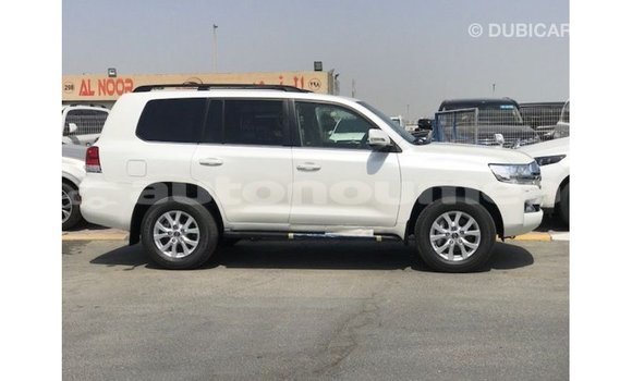 Acheter Import Voiture Toyota Land Cruiser Blanc à Import - Dubai, Iles Acheter Import Voiture Toyota Land Cruiser Blanc à Import - Dubai, Iles