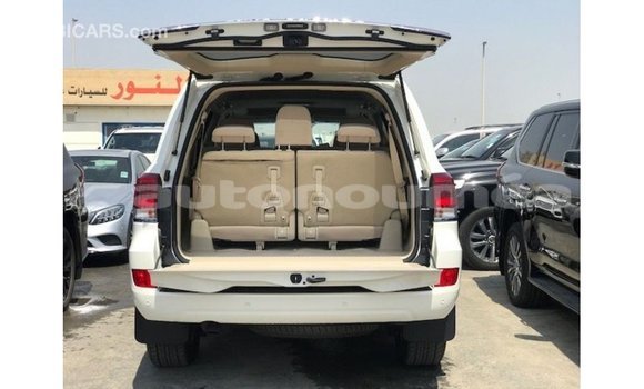 Acheter Import Voiture Toyota Land Cruiser Blanc à Import - Dubai, Iles Acheter Import Voiture Toyota Land Cruiser Blanc à Import - Dubai, Iles