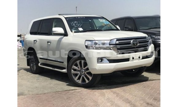 Acheter Import Voiture Toyota Land Cruiser Blanc à Import - Dubai, Iles Acheter Import Voiture Toyota Land Cruiser Blanc à Import - Dubai, Iles