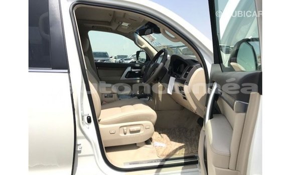 Acheter Import Voiture Toyota Land Cruiser Blanc à Import - Dubai, Iles Acheter Import Voiture Toyota Land Cruiser Blanc à Import - Dubai, Iles