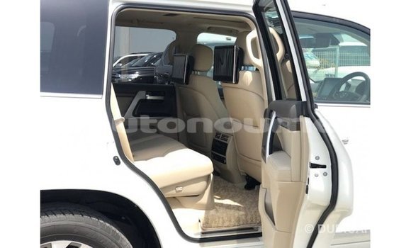 Acheter Import Voiture Toyota Land Cruiser Blanc à Import - Dubai, Iles Acheter Import Voiture Toyota Land Cruiser Blanc à Import - Dubai, Iles