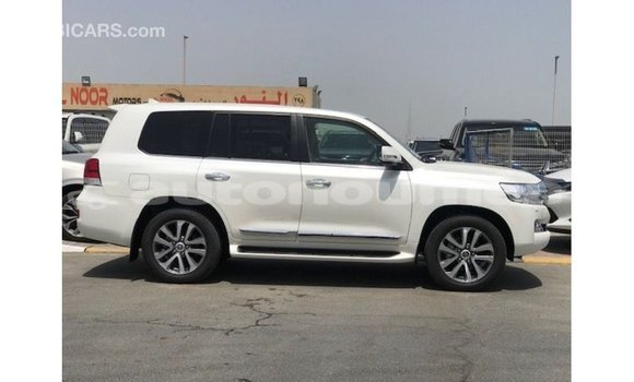 Acheter Import Voiture Toyota Land Cruiser Blanc à Import - Dubai, Iles Acheter Import Voiture Toyota Land Cruiser Blanc à Import - Dubai, Iles