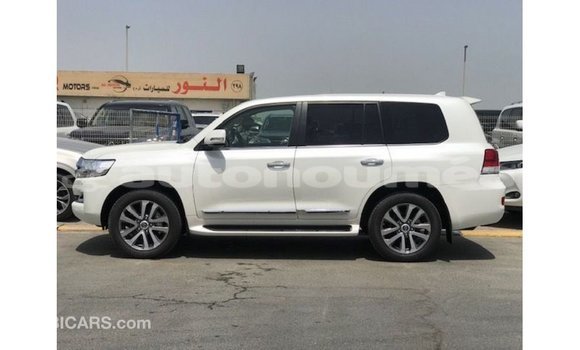 Acheter Import Voiture Toyota Land Cruiser Blanc à Import - Dubai, Iles Acheter Import Voiture Toyota Land Cruiser Blanc à Import - Dubai, Iles