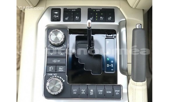 Acheter Import Voiture Toyota Land Cruiser Blanc à Import - Dubai, Iles Acheter Import Voiture Toyota Land Cruiser Blanc à Import - Dubai, Iles