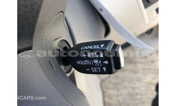 Acheter Import Voiture Toyota Land Cruiser Blanc à Import - Dubai, Iles Acheter Import Voiture Toyota Land Cruiser Blanc à Import - Dubai, Iles