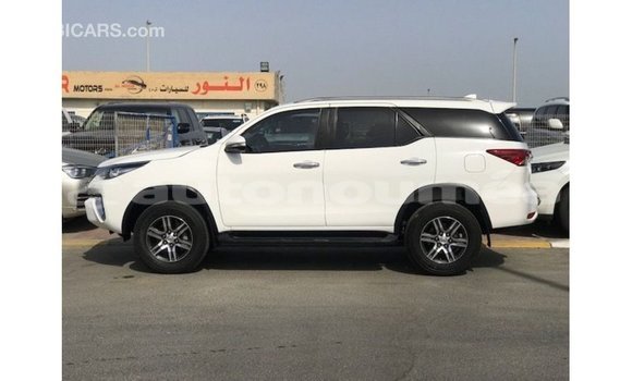 Acheter Import Voiture Toyota Fortuner Blanc à Import - Dubai, Iles Acheter Import Voiture Toyota Fortuner Blanc à Import - Dubai, Iles