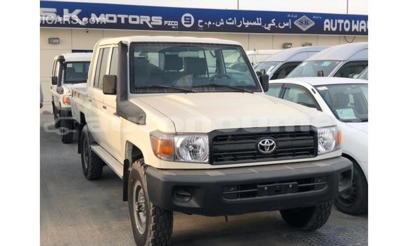 Acheter Import Voiture Toyota Land Cruiser Blanc à Import - Dubai, Iles Acheter Import Voiture Toyota Land Cruiser Blanc à Import - Dubai, Iles