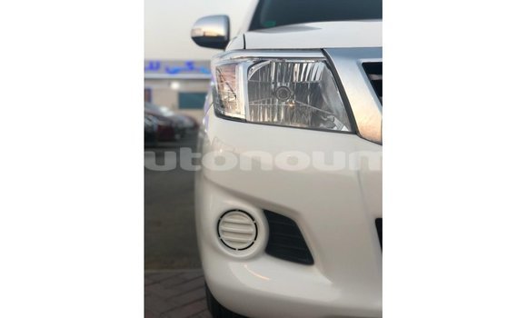 Acheter Import Voiture Toyota Hilux Blanc à Import - Dubai, Iles Acheter Import Voiture Toyota Hilux Blanc à Import - Dubai, Iles