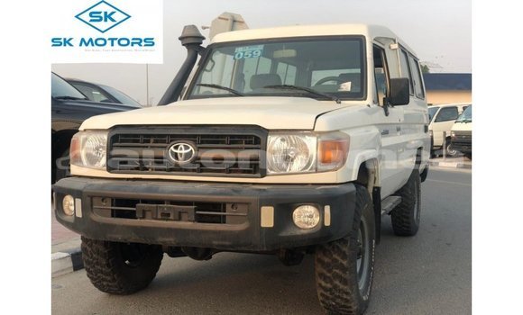 Acheter Import Voiture Toyota Land Cruiser Blanc à Import - Dubai, Iles Acheter Import Voiture Toyota Land Cruiser Blanc à Import - Dubai, Iles