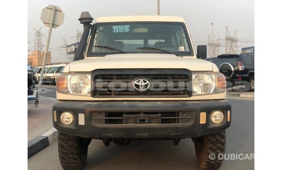 Acheter Import Voiture Toyota Land Cruiser Blanc à Import - Dubai, Iles Acheter Import Voiture Toyota Land Cruiser Blanc à Import - Dubai, Iles