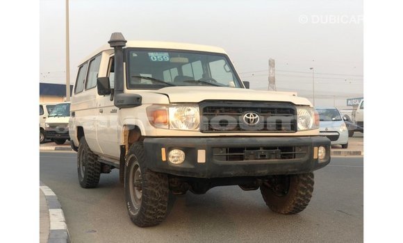 Acheter Import Voiture Toyota Land Cruiser Blanc à Import - Dubai, Iles Acheter Import Voiture Toyota Land Cruiser Blanc à Import - Dubai, Iles