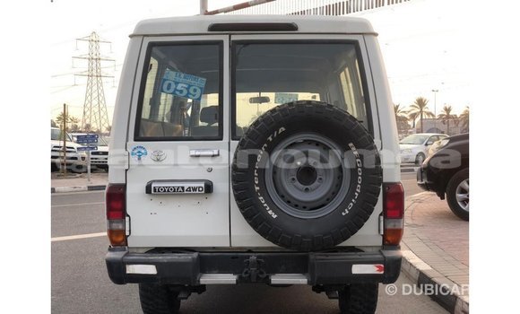 Acheter Import Voiture Toyota Land Cruiser Blanc à Import - Dubai, Iles Acheter Import Voiture Toyota Land Cruiser Blanc à Import - Dubai, Iles