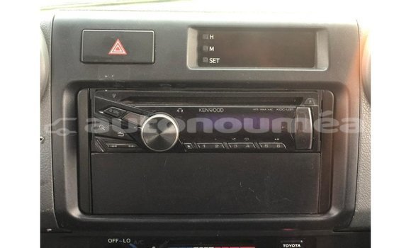 Acheter Import Voiture Toyota Land Cruiser Blanc à Import - Dubai, Iles Acheter Import Voiture Toyota Land Cruiser Blanc à Import - Dubai, Iles