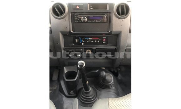 Acheter Import Voiture Toyota Land Cruiser Blanc à Import - Dubai, Iles Acheter Import Voiture Toyota Land Cruiser Blanc à Import - Dubai, Iles