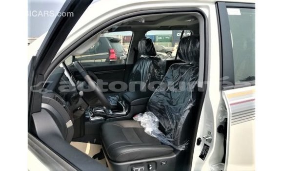 Acheter Import Voiture Toyota Land Cruiser Blanc à Import - Dubai, Iles Acheter Import Voiture Toyota Land Cruiser Blanc à Import - Dubai, Iles