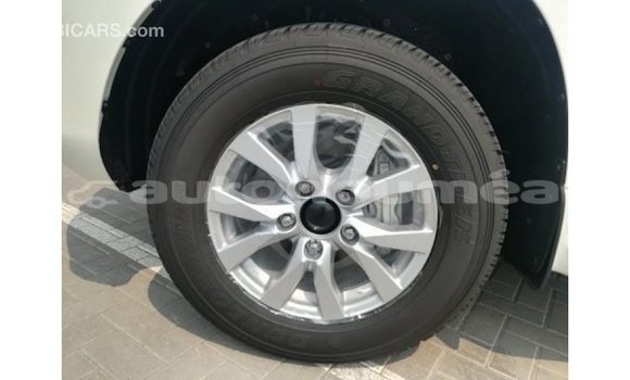 Acheter Import Voiture Toyota Land Cruiser Blanc à Import - Dubai, Iles Acheter Import Voiture Toyota Land Cruiser Blanc à Import - Dubai, Iles