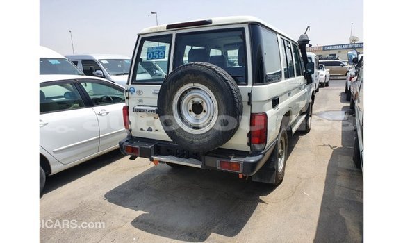 Acheter Import Voiture Toyota Land Cruiser Blanc à Import - Dubai, Iles Acheter Import Voiture Toyota Land Cruiser Blanc à Import - Dubai, Iles