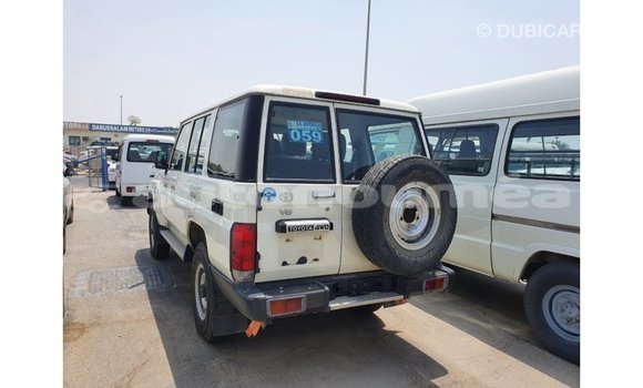 Acheter Import Voiture Toyota Land Cruiser Blanc à Import - Dubai, Iles Acheter Import Voiture Toyota Land Cruiser Blanc à Import - Dubai, Iles