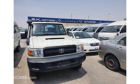 Acheter Import Voiture Toyota Land Cruiser Blanc à Import - Dubai, Iles Acheter Import Voiture Toyota Land Cruiser Blanc à Import - Dubai, Iles
