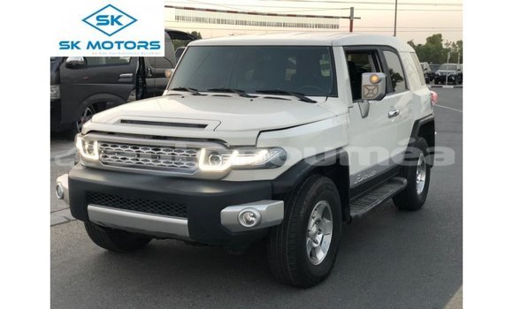 Buy Import Toyota FJ Cruiser White Car in Import - Dubai in Iles Buy Import Toyota FJ Cruiser White Car in Import - Dubai in Iles