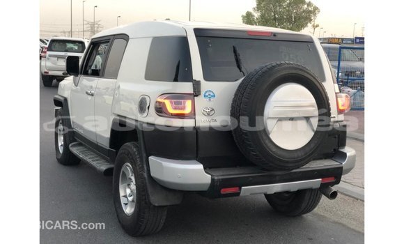 Buy Import Toyota FJ Cruiser White Car in Import - Dubai in Iles Buy Import Toyota FJ Cruiser White Car in Import - Dubai in Iles
