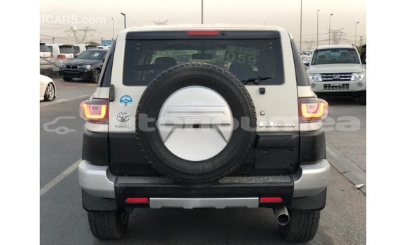 Buy Import Toyota FJ Cruiser White Car in Import - Dubai in Iles Buy Import Toyota FJ Cruiser White Car in Import - Dubai in Iles