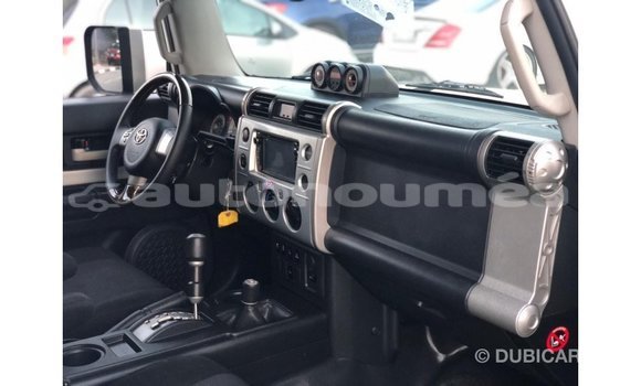 Buy Import Toyota FJ Cruiser White Car in Import - Dubai in Iles Buy Import Toyota FJ Cruiser White Car in Import - Dubai in Iles