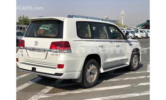 Acheter Import Voiture Toyota Land Cruiser Blanc à Import - Dubai, Iles Acheter Import Voiture Toyota Land Cruiser Blanc à Import - Dubai, Iles