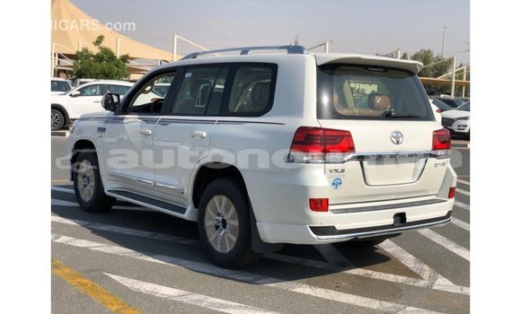 Acheter Import Voiture Toyota Land Cruiser Blanc à Import - Dubai, Iles Acheter Import Voiture Toyota Land Cruiser Blanc à Import - Dubai, Iles