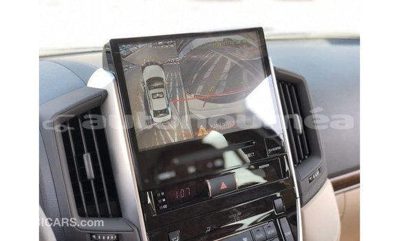 Acheter Import Voiture Toyota Land Cruiser Blanc à Import - Dubai, Iles Acheter Import Voiture Toyota Land Cruiser Blanc à Import - Dubai, Iles