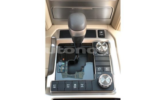 Acheter Import Voiture Toyota Land Cruiser Blanc à Import - Dubai, Iles Acheter Import Voiture Toyota Land Cruiser Blanc à Import - Dubai, Iles