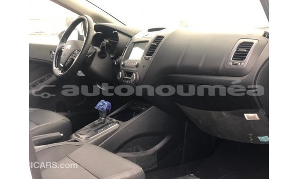 Acheter Import Voiture Kia Cerato Blanc à Import - Dubai, Iles Acheter Import Voiture Kia Cerato Blanc à Import - Dubai, Iles