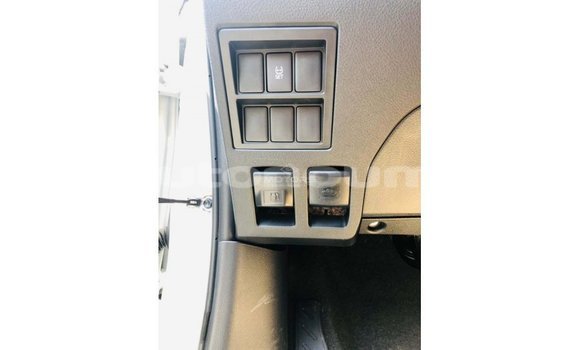 Acheter Import Voiture Toyota Hilux Blanc à Import - Dubai, Iles Acheter Import Voiture Toyota Hilux Blanc à Import - Dubai, Iles