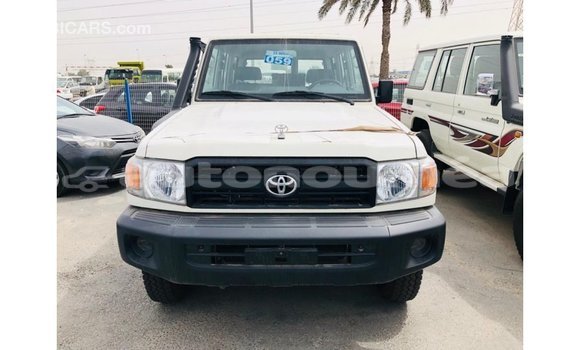 Acheter Import Voiture Toyota Land Cruiser Blanc à Import - Dubai, Iles Acheter Import Voiture Toyota Land Cruiser Blanc à Import - Dubai, Iles