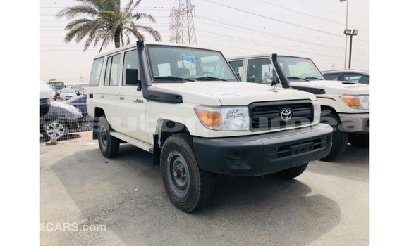 Acheter Import Voiture Toyota Land Cruiser Blanc à Import - Dubai, Iles Acheter Import Voiture Toyota Land Cruiser Blanc à Import - Dubai, Iles