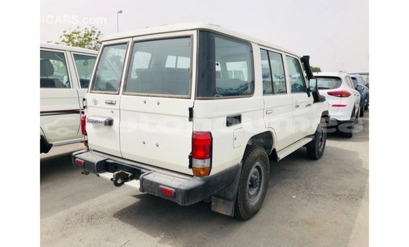 Acheter Import Voiture Toyota Land Cruiser Blanc à Import - Dubai, Iles Acheter Import Voiture Toyota Land Cruiser Blanc à Import - Dubai, Iles