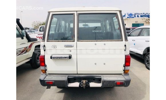 Acheter Import Voiture Toyota Land Cruiser Blanc à Import - Dubai, Iles Acheter Import Voiture Toyota Land Cruiser Blanc à Import - Dubai, Iles