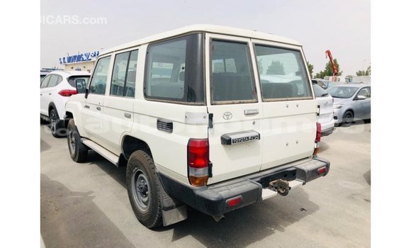 Acheter Import Voiture Toyota Land Cruiser Blanc à Import - Dubai, Iles Acheter Import Voiture Toyota Land Cruiser Blanc à Import - Dubai, Iles