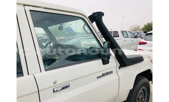 Acheter Import Voiture Toyota Land Cruiser Blanc à Import - Dubai, Iles Acheter Import Voiture Toyota Land Cruiser Blanc à Import - Dubai, Iles