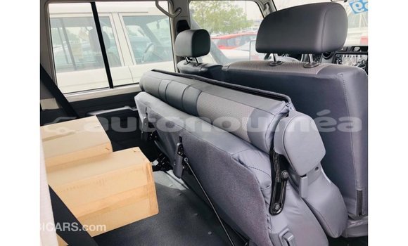 Acheter Import Voiture Toyota Land Cruiser Blanc à Import - Dubai, Iles Acheter Import Voiture Toyota Land Cruiser Blanc à Import - Dubai, Iles