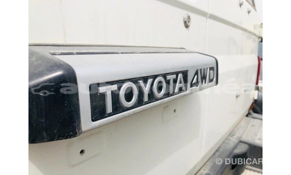 Acheter Import Voiture Toyota Land Cruiser Blanc à Import - Dubai, Iles Acheter Import Voiture Toyota Land Cruiser Blanc à Import - Dubai, Iles