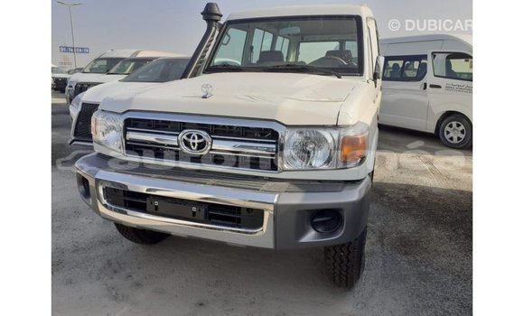 Acheter Import Voiture Toyota Land Cruiser Blanc à Import - Dubai, Iles Acheter Import Voiture Toyota Land Cruiser Blanc à Import - Dubai, Iles