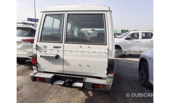 Acheter Import Voiture Toyota Land Cruiser Blanc à Import - Dubai, Iles Acheter Import Voiture Toyota Land Cruiser Blanc à Import - Dubai, Iles