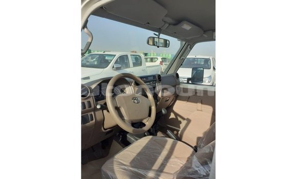 Acheter Import Voiture Toyota Land Cruiser Blanc à Import - Dubai, Iles Acheter Import Voiture Toyota Land Cruiser Blanc à Import - Dubai, Iles