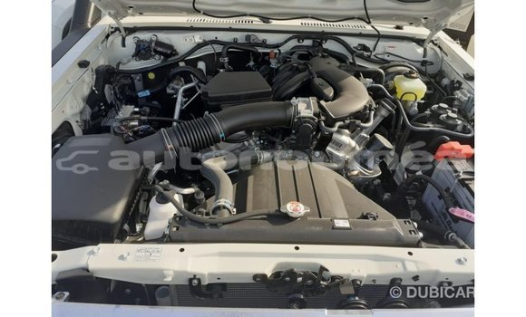 Acheter Import Voiture Toyota Land Cruiser Blanc à Import - Dubai, Iles Acheter Import Voiture Toyota Land Cruiser Blanc à Import - Dubai, Iles