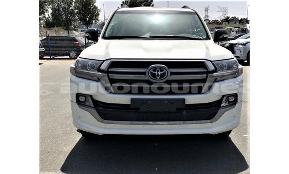 Acheter Import Voiture Toyota Land Cruiser Blanc à Import - Dubai, Iles Acheter Import Voiture Toyota Land Cruiser Blanc à Import - Dubai, Iles