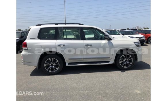 Acheter Import Voiture Toyota Land Cruiser Blanc à Import - Dubai, Iles Acheter Import Voiture Toyota Land Cruiser Blanc à Import - Dubai, Iles