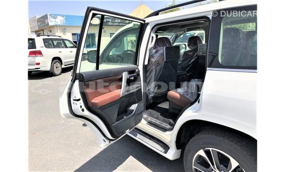 Acheter Import Voiture Toyota Land Cruiser Blanc à Import - Dubai, Iles Acheter Import Voiture Toyota Land Cruiser Blanc à Import - Dubai, Iles
